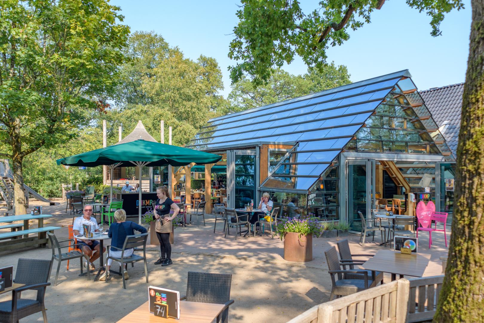 Terras voor een gebouw met een glazen dak