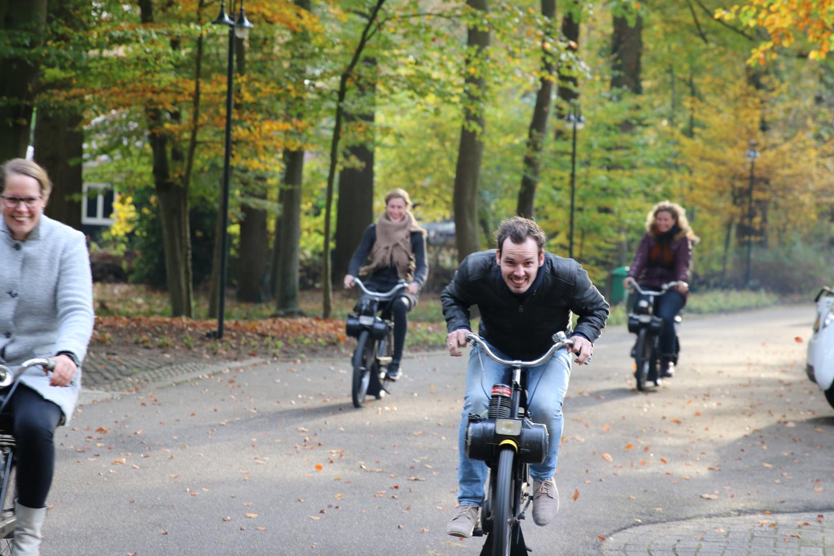 Mensen op een solex op de straat