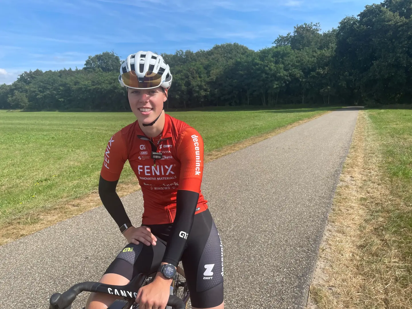Wielrenster Puck Langenbarg op een verharde weg