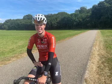 Wielrenster Puck Langenbarg op een verharde weg