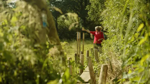 Twee vrouwen op een wandelpad met groen er om heen