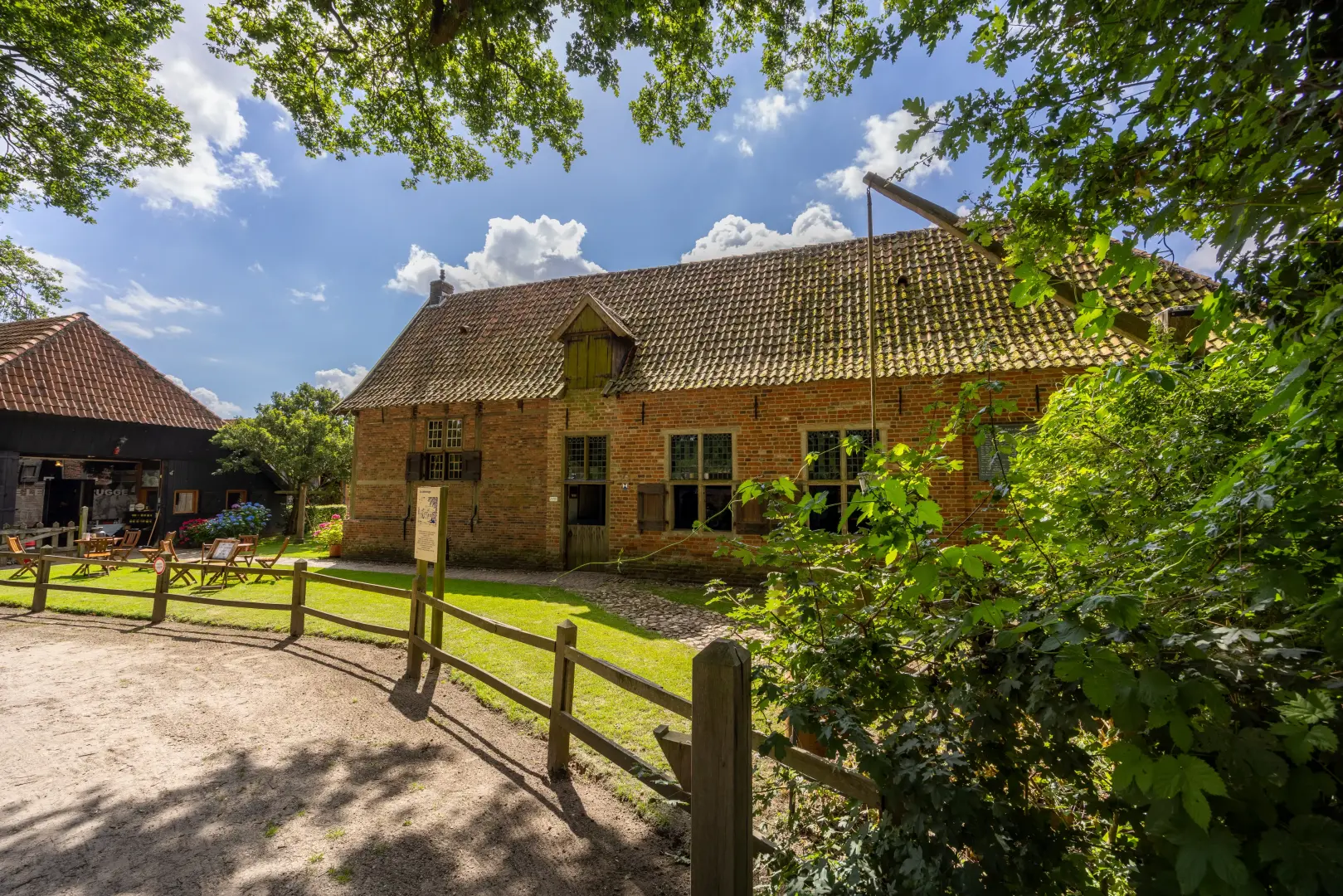 Historisch gebouw met een hekwerk ervoor