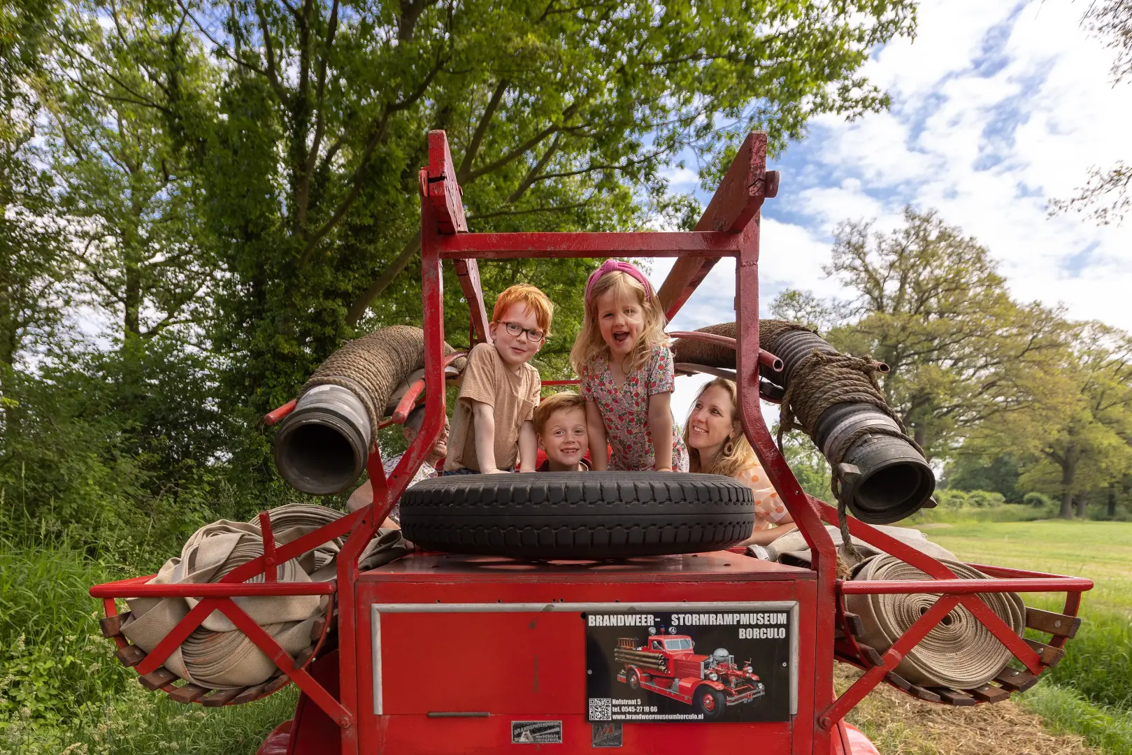Kinderen in een oude brandweerauto