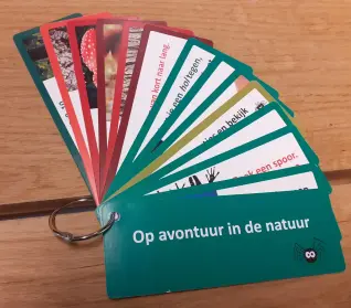 Papieren waaier met vragen over de natuur