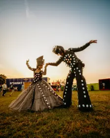 Twee verklede mensen op een grasveld